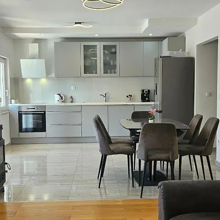 Bright And Beautiful House In Apartment *