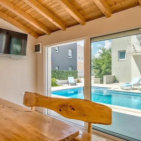 Apartment Bright And Beautiful House In *