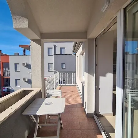 Bright And Beautiful House In Apartment *